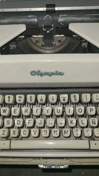 Máquina de escribir Olympia. - Con maletín