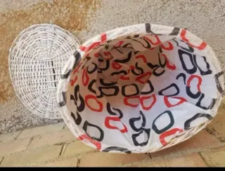 Canasto blanco con tapa de mimbre