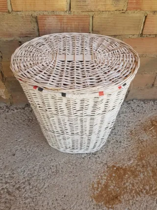 Canasto blanco con tapa de mimbre