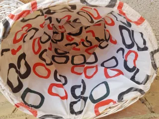 Canasto blanco con tapa de mimbre