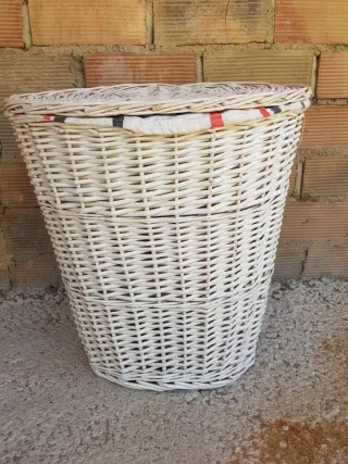 Canasto blanco con tapa de mimbre