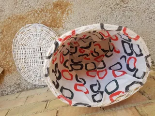 Canasto blanco con tapa de mimbre