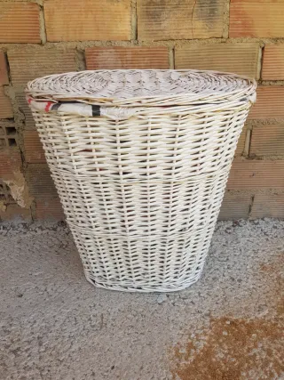 Canasto blanco con tapa de mimbre