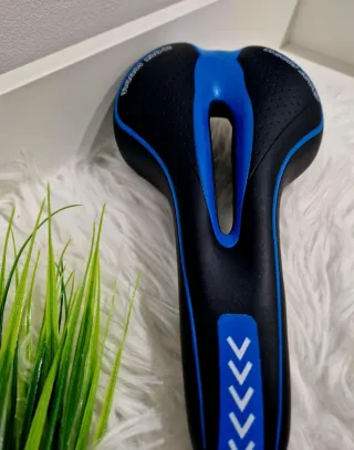 Selim de bicicleta desportivo azul e preto