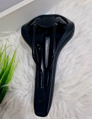 Selim de bicicleta desportivo azul e preto