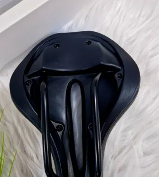 Selim de bicicleta desportivo azul e preto