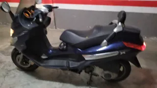 Piaggio Maxi Scooter Azul