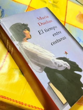 El tiempo entre costuras