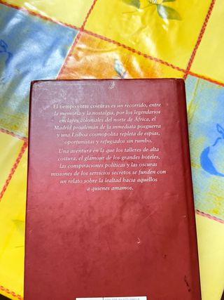 El tiempo entre costuras