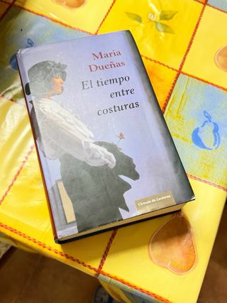 El tiempo entre costuras