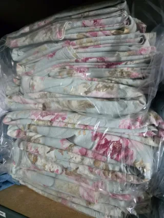 Mantelería floral azul y rosa