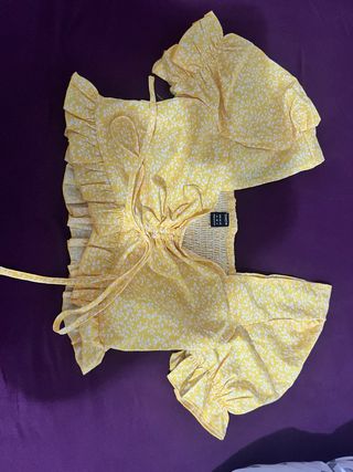 Top amarillo floral con volantes