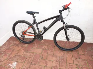 Bicicleta de montaña en buen estado