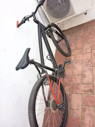 Bicicleta de montaña en buen estado