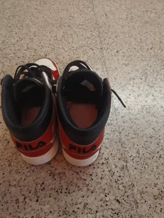 Zapatillas Fila Baloncesto Rojas y Blancas
