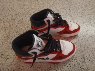 Zapatillas Fila Baloncesto Rojas y Blancas