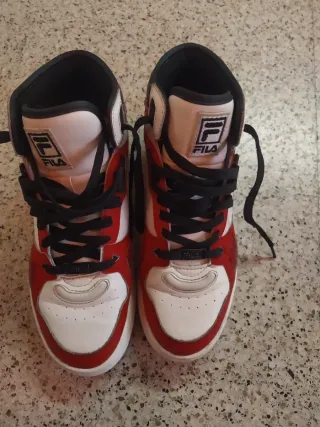 Zapatillas Fila Baloncesto Rojas y Blancas