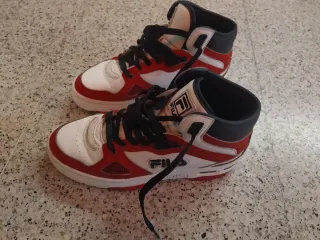 Zapatillas Fila Baloncesto Rojas y Blancas