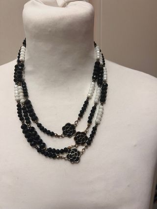 Collana lunga con rose nere e bianche