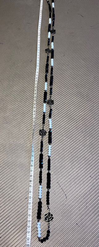 Collana lunga con rose nere e bianche