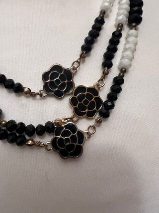 Collana lunga con rose nere e bianche