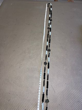 Collana lunga con rose nere e bianche