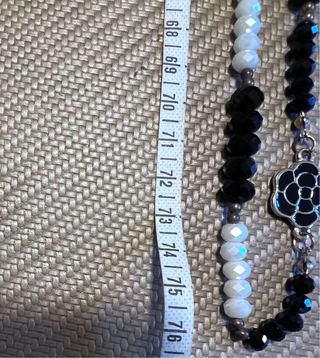 Collana lunga con rose nere e bianche