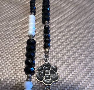 Collana lunga con rose nere e bianche