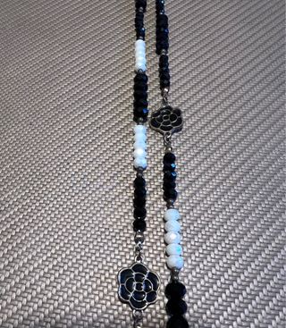 Collana lunga con rose nere e bianche
