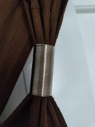 Vestido largo marrón con aros