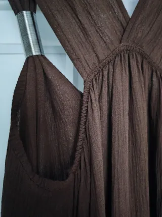 Vestido largo marrón con aros