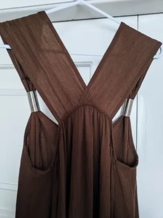 Vestido largo marrón con aros