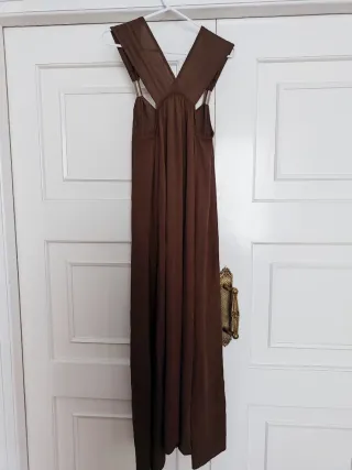 Vestido largo marrón con aros