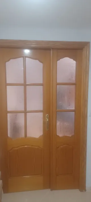 Puertas madera interiores, dos con cristal y 5 sin