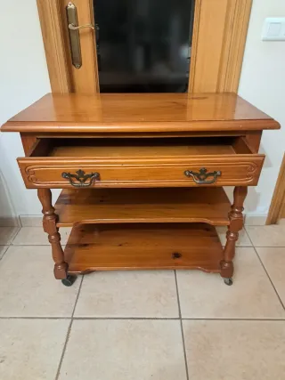 Mesa auxiliar de madera con ruedas
