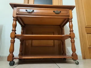Mesa auxiliar de madera con ruedas