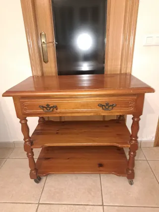 Mesa auxiliar de madera con ruedas