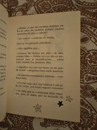 Kika Superbruja y la momia (Spanish Edition)