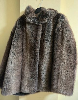 Abrigo de pelo marrón y gris