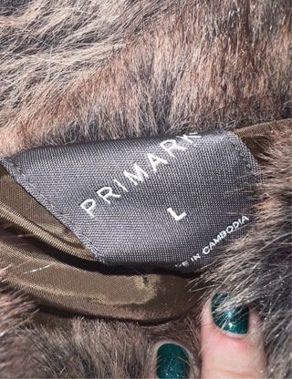 Abrigo de pelo marrón y gris