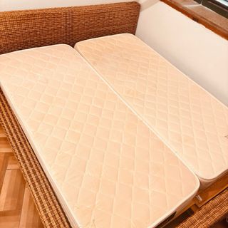 Cama estilo tatami con dos colchones
