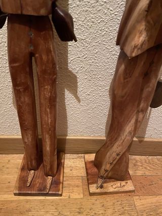 Pareja figuras madera tallada