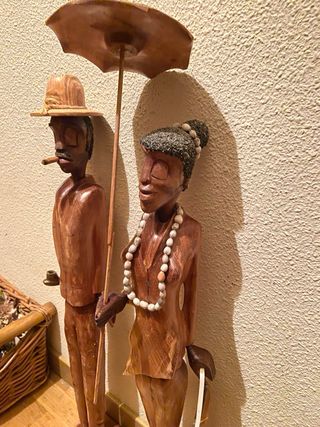 Pareja figuras madera tallada