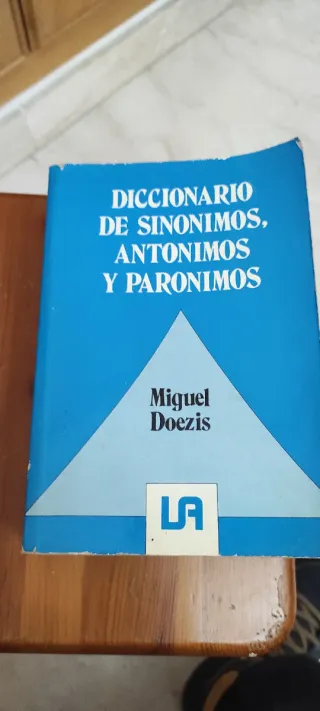 Dos diccionarios español y de sinónimos son dos
