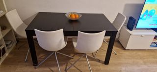 Mesa extensible y 4 sillas comedor