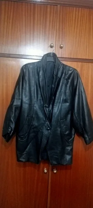 Chaquetón de cuero señora negro.