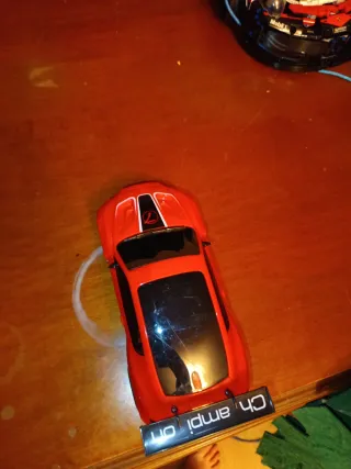 Coche de juguete deportivo rojo