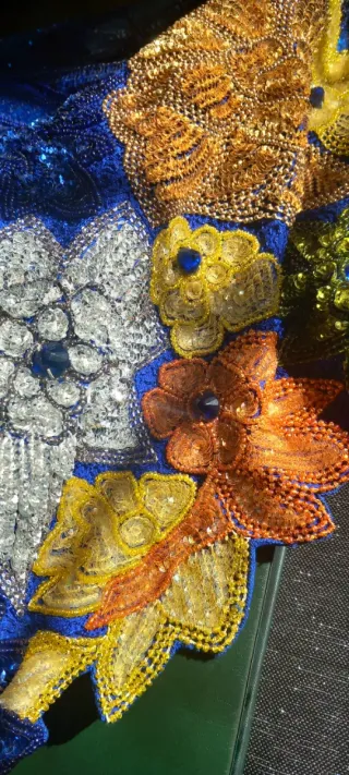 Abito da cerimonia blu con fiori