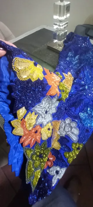 Abito da cerimonia blu con fiori