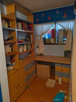 Escritorio esquinero con librería y cajoneras